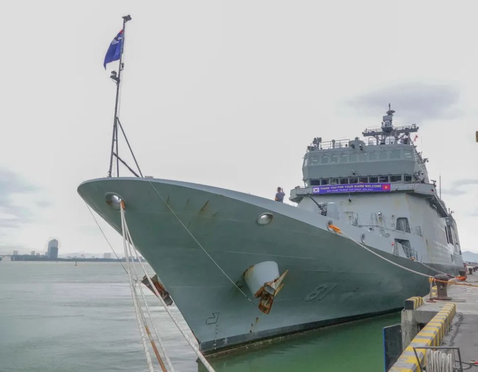 Tàu huấn luyện ROKS Hansando của Hải quân Hàn Quốc cập cảng Tiên Sa. Ảnh: XUÂN QUỲNH Tàu huấn luyện ROKS Hansando của Hải quân Hàn Quốc cập cảng Tiên Sa. Ảnh: XUÂN QUỲNH