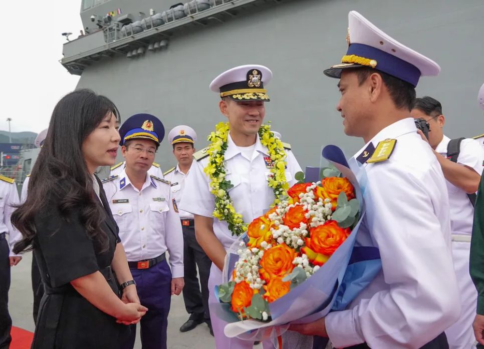 Tàu huấn luyện ROKS Hansando của Hải quân Hàn Quốc thăm hữu nghị Đà Nẵng Tàu huấn luyện ROKS Hansando của Hải quân Hàn Quốc thăm hữu nghị Đà Nẵng