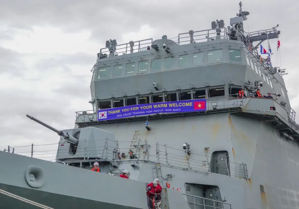 Trong thời gian ở Đà Nẵng, Chỉ huy và thủy thủ tàu tham gia nhiều hoạt động. Ảnh: XUÂN QUỲNH Trong thời gian ở Đà Nẵng, Chỉ huy và thủy thủ tàu tham gia nhiều hoạt động. Ảnh: XUÂN QUỲNH