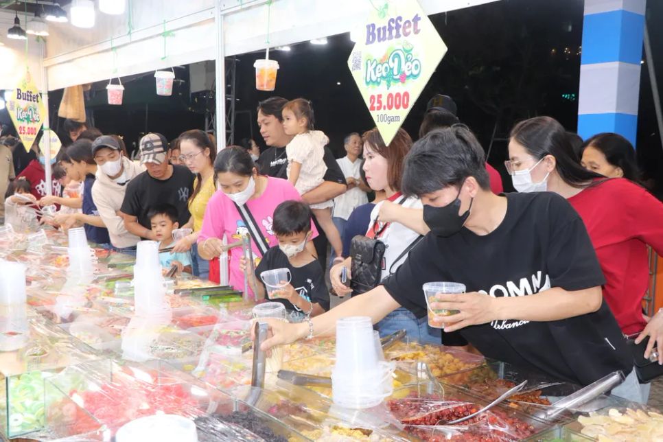 Khách du lịch tham quan, mua sắm, thưởng thức ẩm thực tại lễ hội Khách du lịch tham quan, mua sắm, thưởng thức ẩm thực tại lễ hội