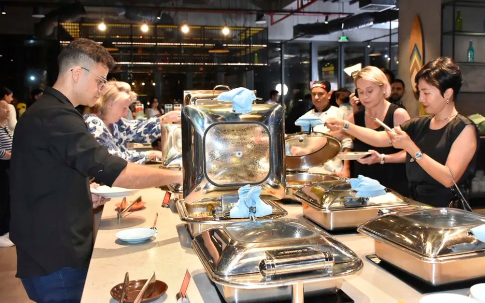 Khách du lịch thưởng thức buffet khi lưu trú tại một khách sạn trên địa bàn phường Vũng Tàu Khách du lịch thưởng thức buffet khi lưu trú tại một khách sạn trên địa bàn phường Vũng Tàu