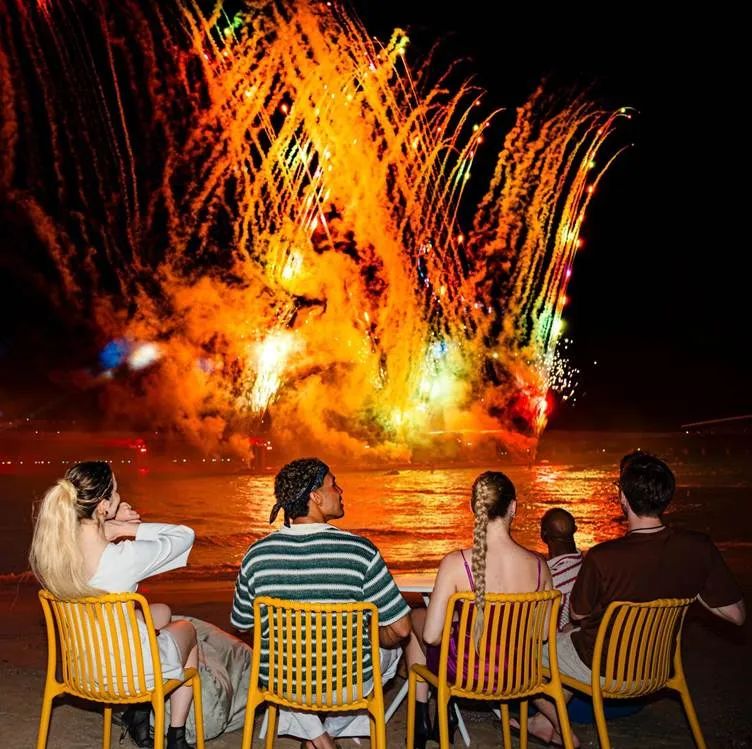 Những bãi biển tại Phú Quốc không chỉ để thư giãn, mà còn là nơi du khách xem những show giải trí hấp dẫn, như Symphony of the Sea tại Thị trấn Hoàng Hôn