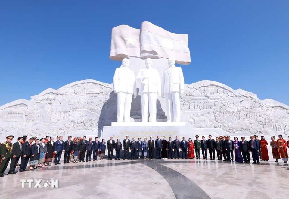 Tổng Bí thư Tô Lâm cùng Tổng Bí thư, Chủ tịch nước Lào Thongloun Sisoulith và các đại biểu dự khánh thành Công viên Hữu nghị Lào - Việt Nam. Ảnh: TTXVN Tổng Bí thư Tô Lâm cùng Tổng Bí thư, Chủ tịch nước Lào Thongloun Sisoulith và các đại biểu dự khánh thành Công viên Hữu nghị Lào - Việt Nam. Ảnh: TTXVN