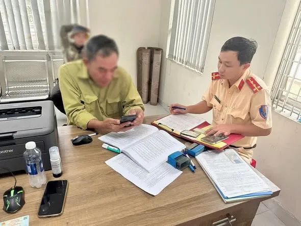 Hai tài xế xe ba gác bị mời lên làm việc, lập biên bản xử phạt Hai tài xế xe ba gác bị mời lên làm việc, lập biên bản xử phạt