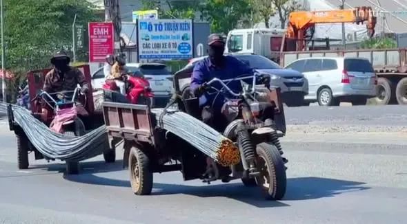 Hai xe ba gác chở hàng quá kích cỡ, gây mất an toàn trên tuyến quốc lộ 51. Ảnh do người dân cung cấp Hai xe ba gác chở hàng quá kích cỡ, gây mất an toàn trên tuyến quốc lộ 51. Ảnh do người dân cung cấp