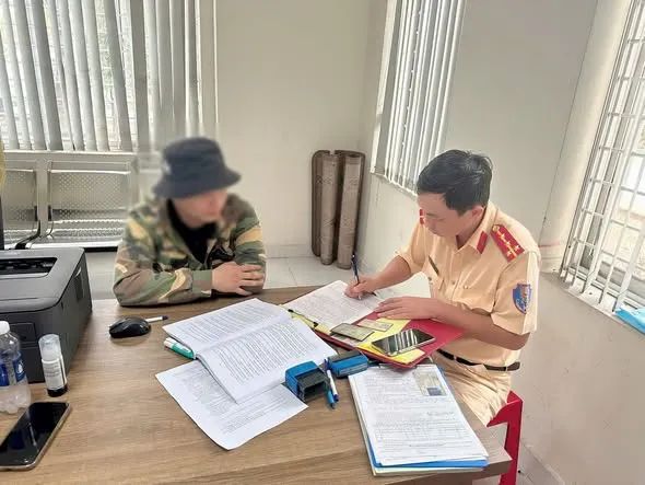 Xử phạt tài xế hai xe ba gác Xử phạt tài xế hai xe ba gác