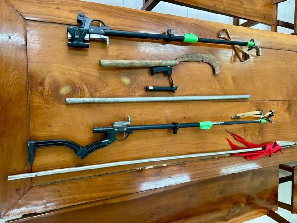 Lực lượng công an thu giữ các hung khí liên quan