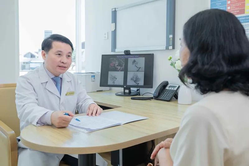 TS.BS Tôn Thất Trí Dũng thăm khám tư vấn cho bệnh nhân.