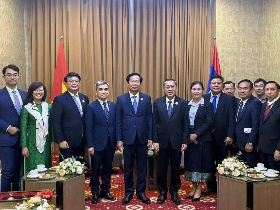 Cuộc gặp song phương giữa hai Bộ trưởng Lao động và Phúc lợi xã hội Lào Phosay Sayasone và Bộ trưởng Bộ Nội vụ Việt Nam Đỗ Thanh Bình tại Vientiane, Lào. Ảnh: Bộ Nội vụ