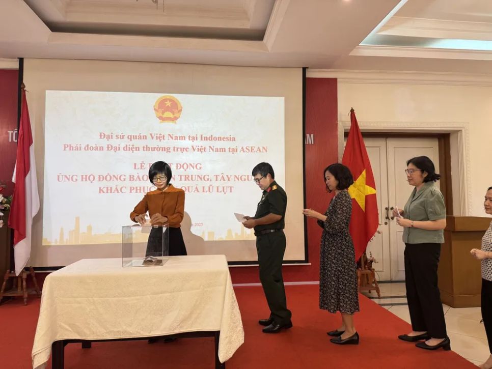 Đại sứ Phái đoàn thường trực Việt Nam tại ASEAN Tôn Thị Ngọc Hương và các cán bộ Việt Nam tại lễ quyên góp. Ảnh: TTXVN Đại sứ Phái đoàn thường trực Việt Nam tại ASEAN Tôn Thị Ngọc Hương và các cán bộ Việt Nam tại lễ quyên góp. Ảnh: TTXVN