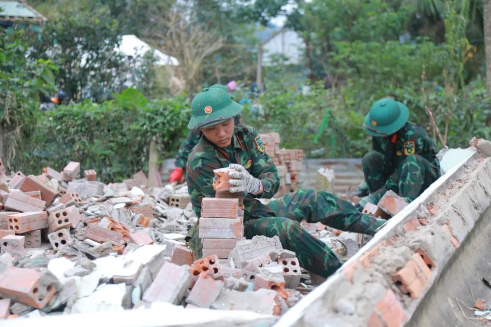 Đồng loạt dựng lại nhà để người dân đón Tết