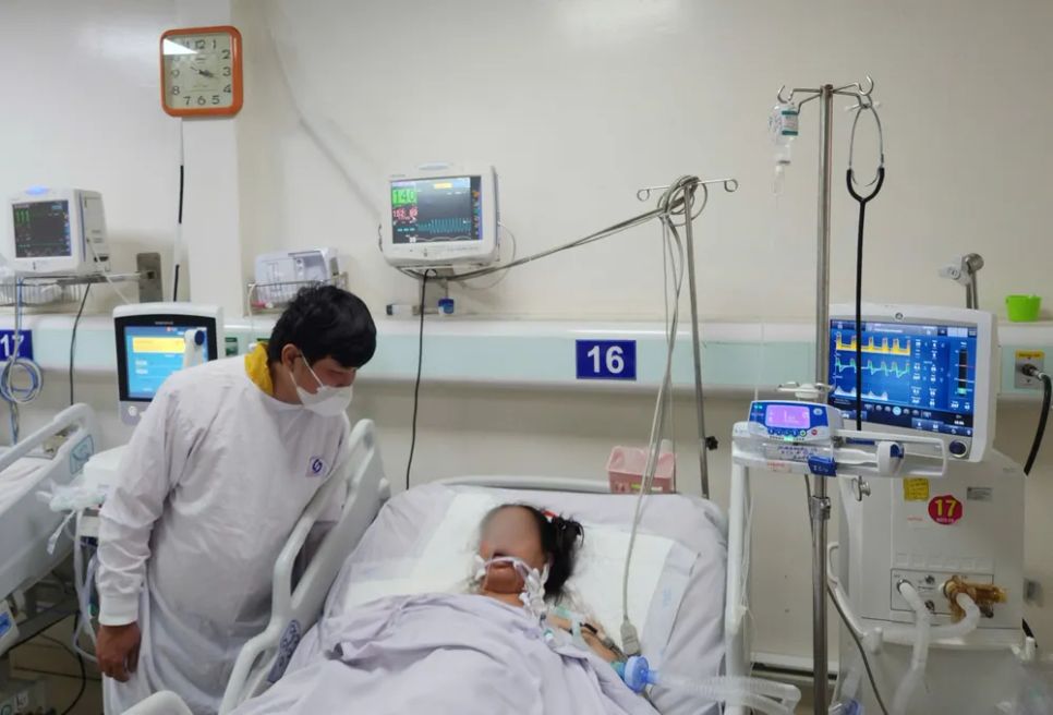 Ê-kíp truyền hơn 20 lít máu và chế phẩm để giữ tính mạng bệnh nhân