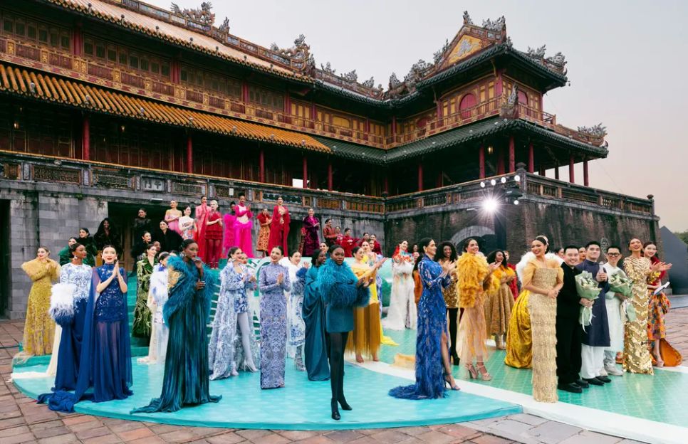 Hơn 70 hoa hậu các nước trình diễn ấn tượng tại Quảng trường Ngọ Môn - Huế