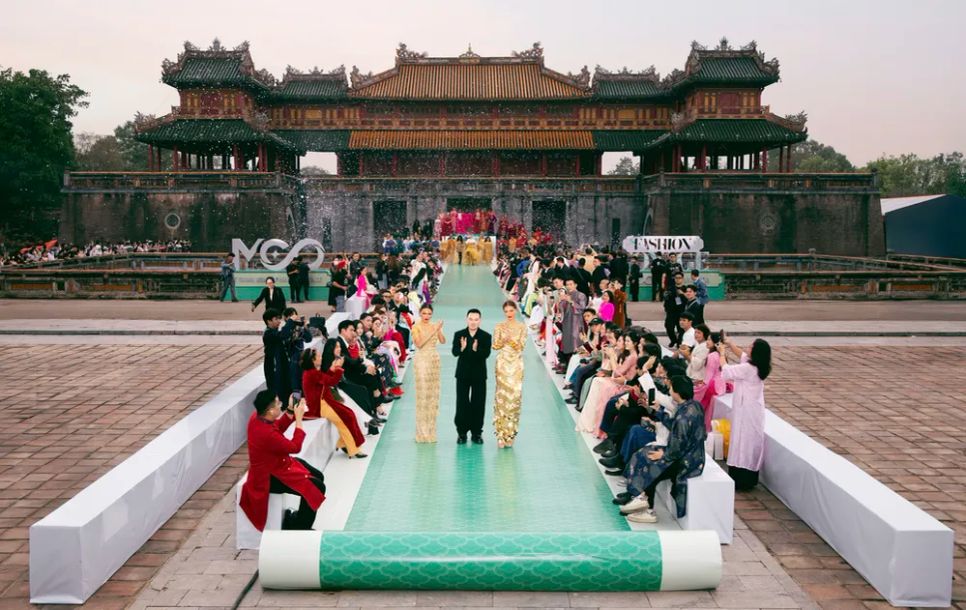 Hơn 70 hoa hậu các nước trình diễn thời trang tại Quảng trường Ngọ Môn