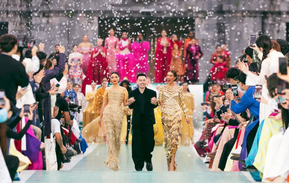 NTK Lê Thanh Hòa và người đẹp các nước