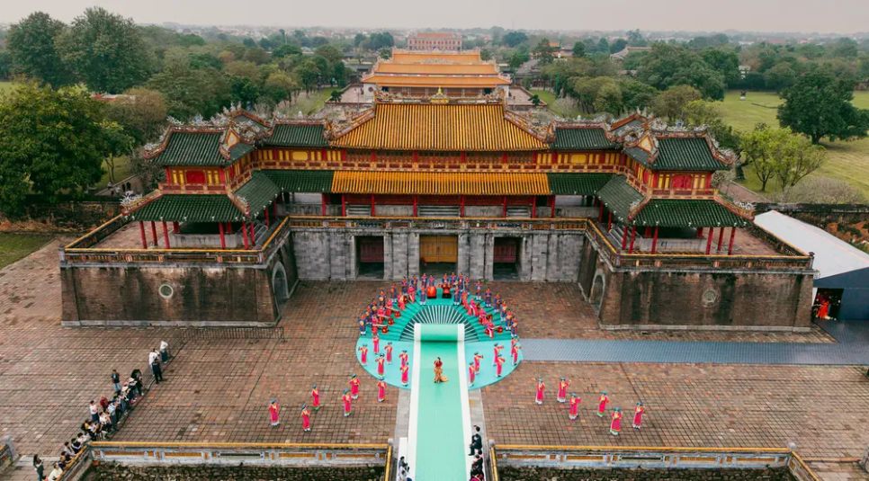 Tiết mục kết hợp giữa Nhã nhạc cung đình Huế và Múa chén