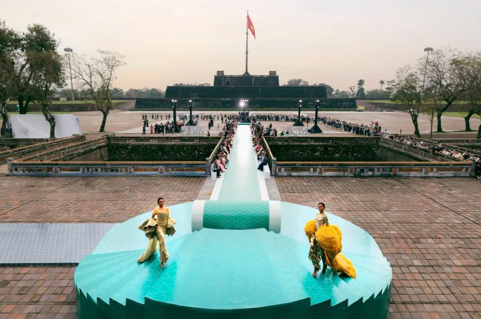 Top 2 Miss Cosmo 2024 trình diễn