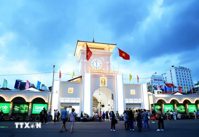 <p>Biểu tượng du lịch TPHCM - Chợ Bến Thành - lên đèn về đêm. (Ảnh: Hồng Đạt/TTXVN)</p>