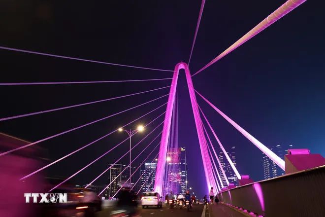 <p>Cầu Ba Son nối trung tâm thành phố với khu đô thị Thủ Thiêm đã triển khai hệ thống chiếu sáng mỹ thuật giai đoạn một từ cuối năm 2024. Thời gian tới, Thành phố tiếp tục lắp đặt thêm đèn LED để tạo hiệu ứng hình động theo từng chủ đề. (Ảnh: Hồng Đạt/TTXVN)</p>
