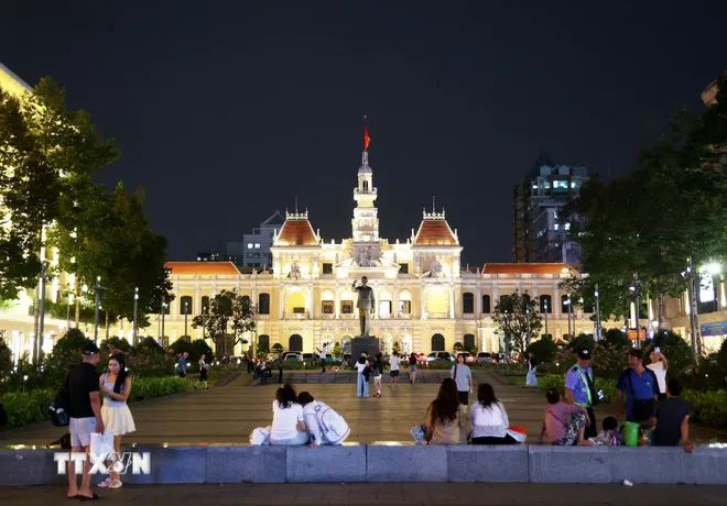 <p>Công viên Tượng đài Bác Hồ trước UBND TPHCM luôn là điểm vui chơi, dạo mát vào buổi tối cho người dân địa phương và du khách. (Ảnh: Hồng Đạt/TTXVN)</p>