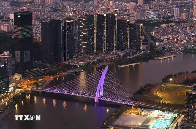 <p>Hệ thống chiếu sáng giúp tăng mỹ quan ban đêm và quảng bá hình ảnh kiến trúc đô thị, thu hút khách tham quan TPHCM về đêm. (Ảnh: Hồng Đạt/TTXVN)</p>