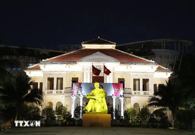 <p>Hệ thống chiếu sáng mỹ thuật Nhà Thiếu nhi TPHCM. (Ảnh: Hồng Đạt/TTXVN)</p>