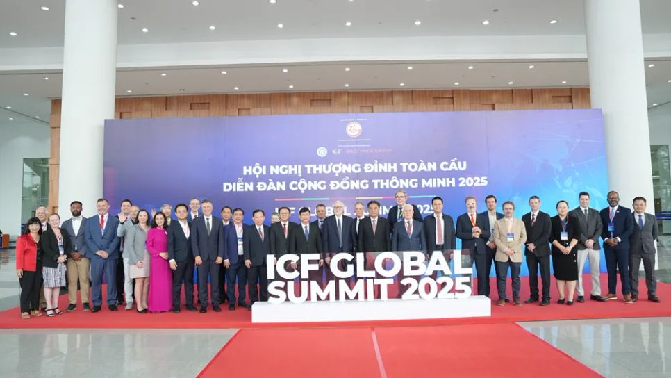 Lãnh đạo TPHCM chụp hình lưu niệm cùng các đại biểu dự hội nghị Lãnh đạo TPHCM chụp hình lưu niệm cùng các đại biểu dự hội nghị