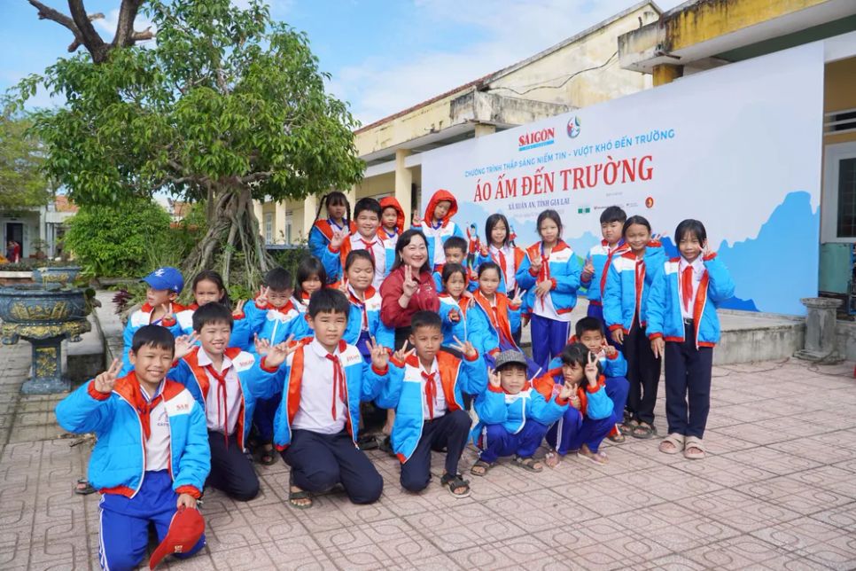 Mang "Áo ấm đến trường" sẻ chia cùng học sinh vùng bão lũ Gia Lai Mang "Áo ấm đến trường" sẻ chia cùng học sinh vùng bão lũ Gia Lai