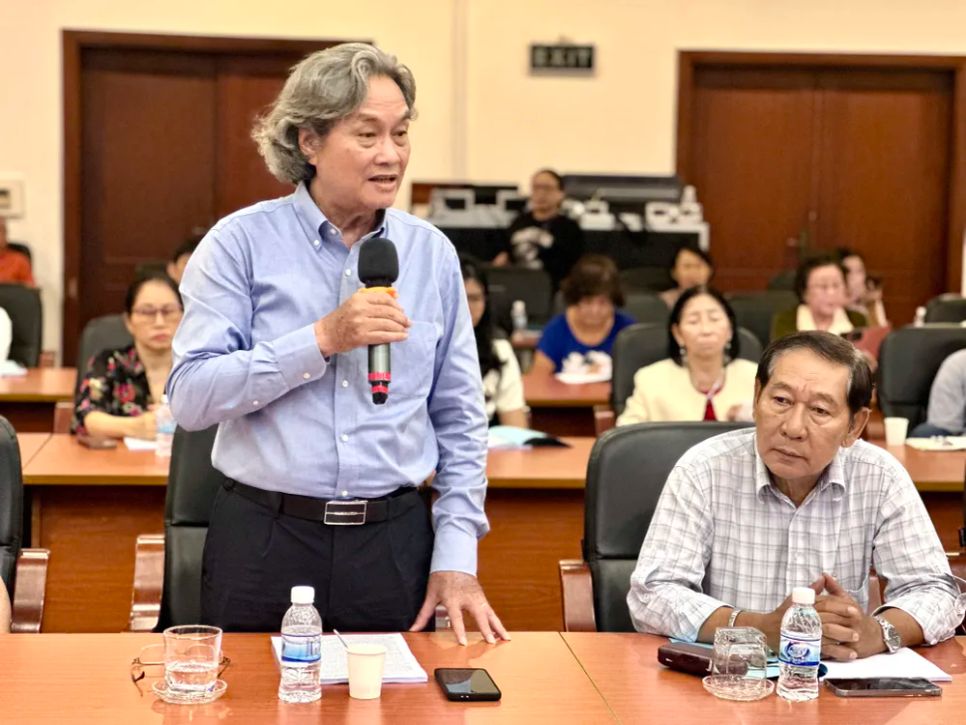 GS-TS Nguyễn Xuân Tiên, Chủ tịch Hội Mỹ thuật TPHCM, trình bày ý kiến về việc phát huy tính sáng tạo trong xây dựng và phát triển VHNT thời kỳ mới từ góc độ mỹ thuật