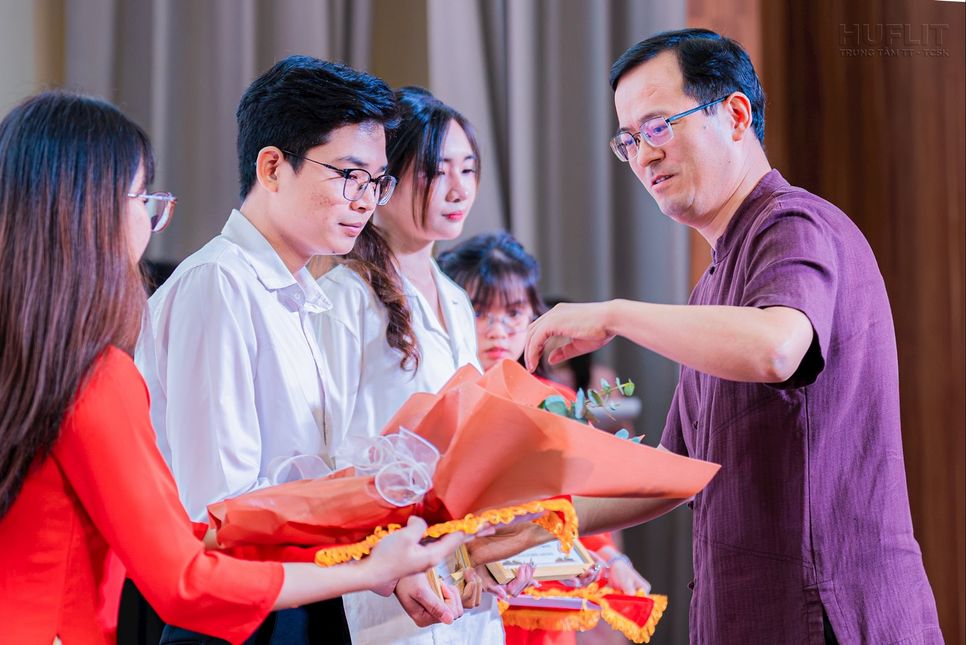 Sinh viên Bùi Đình Tâm (nam áo trắng) nhận giải Sinh viên Bùi Đình Tâm (nam áo trắng) nhận giải