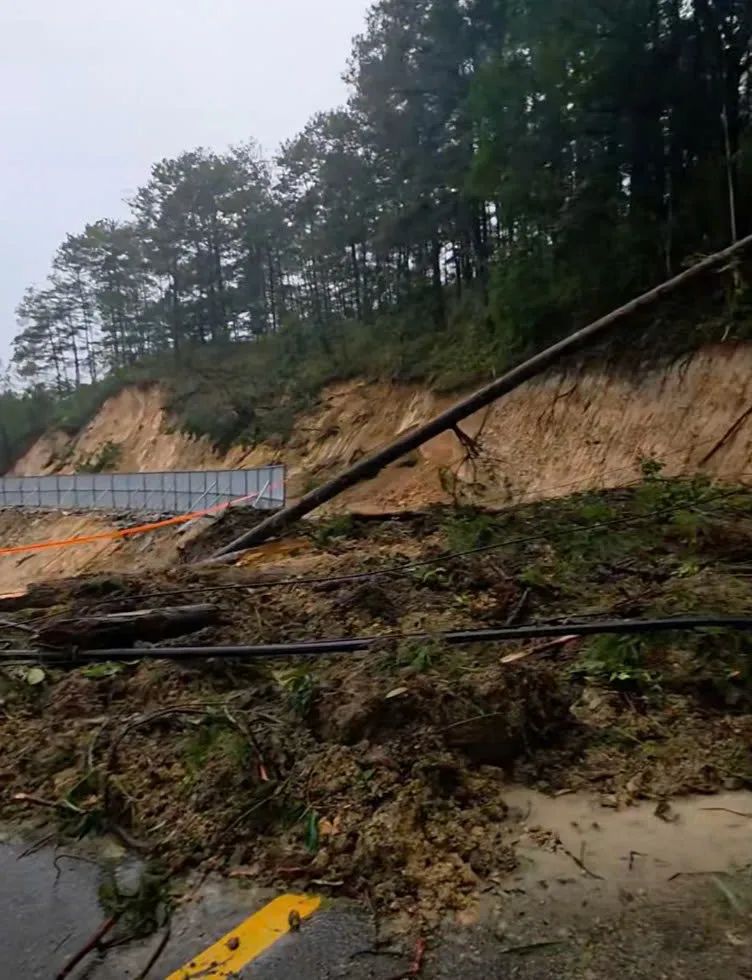 Đèo Mimosa lại sạt lở, cấm phương tiện lưu thông Đèo Mimosa lại sạt lở, cấm phương tiện lưu thông