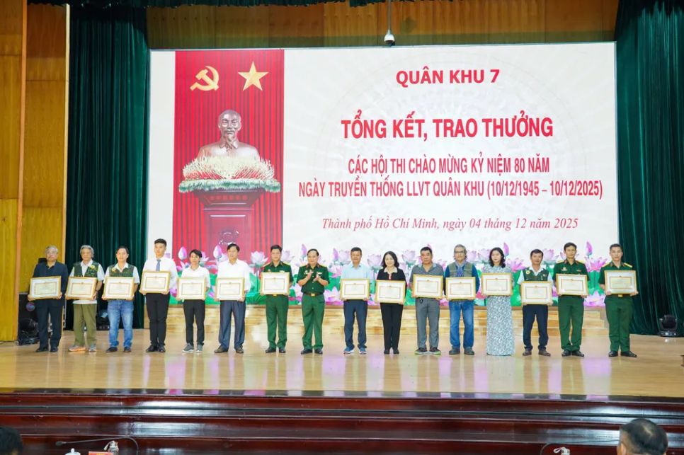 Các tập thể, cá nhân nhận giải tại buổi trao thưởng