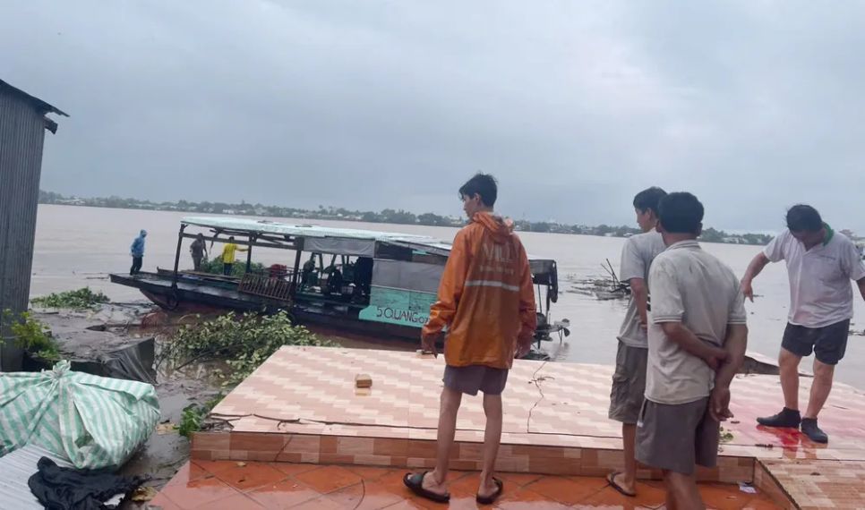 <i>Trước đó, bờ sông Tiền đoạn thuộc địa phận phường Cao Lãnh cũng xảy ra tình trạng lở, ảnh hưởng đời sống của nhiều hộ dân nơi đây</i>