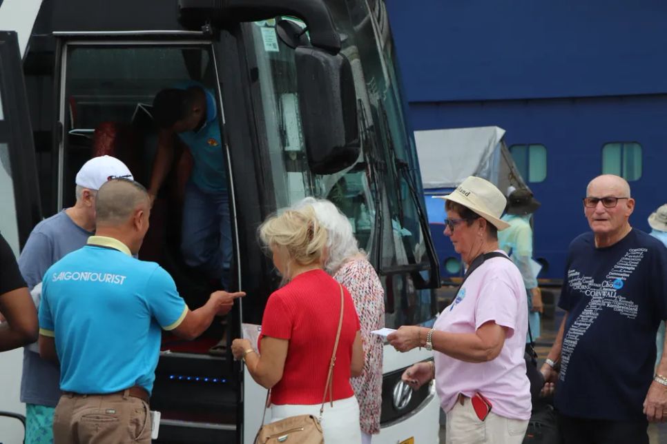 Du khách lên xe của đơn vị lữ hành tham quan các điểm du lịch