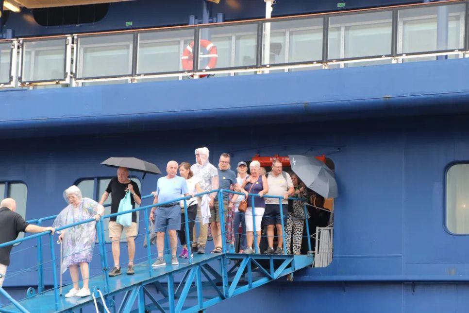 Khách du lịch rời tàu để bắt đầu tham quan TPHCM