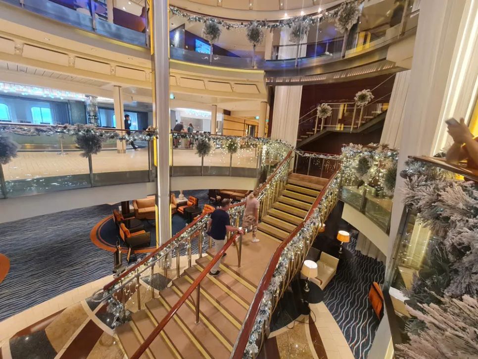 Tàu được trang trí sang trọng như một cung điện