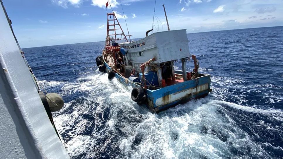 Cán bộ, chiến sĩ Vùng Cảnh Sát biển 3 cứu hộ, cứu nạn ngư dân gặp nạn trên biển, tháng 6-2025