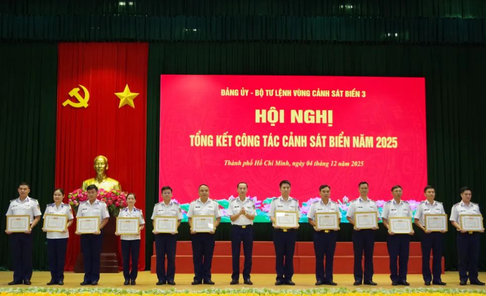 Đại tá Lê Văn Tú, Chính ủy Vùng Cảnh sát biển 3 khen thưởng các cá nhân đạt thành tích xuất sắc trong phong trào Thi đua quyết thắng năm 2025
