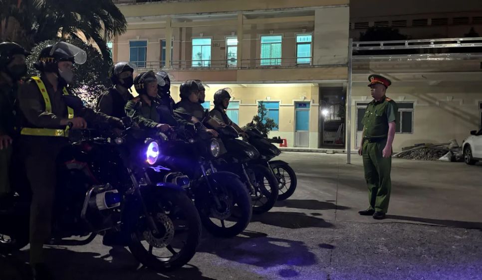 Công an phường Dĩ An lên đường tuần tra đêm Công an phường Dĩ An lên đường tuần tra đêm