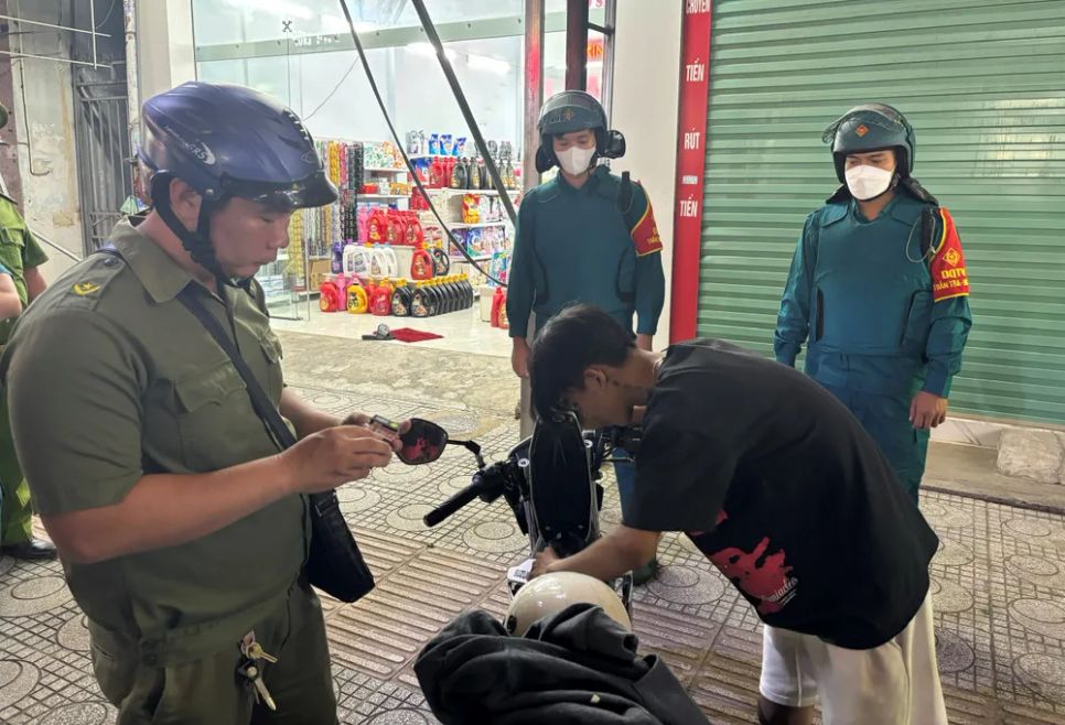 Một thanh niên xăm trổ bị dừng xe kiểm tra hành chính Một thanh niên xăm trổ bị dừng xe kiểm tra hành chính