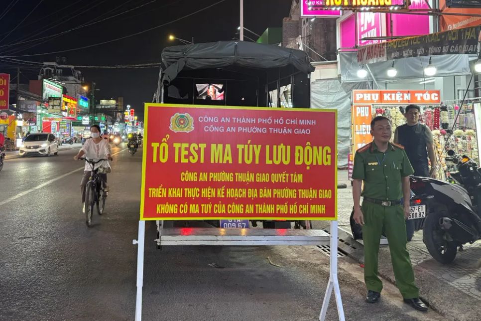 Tổ test ma túy lưu động của Công an phường Thuận Giao Tổ test ma túy lưu động của Công an phường Thuận Giao