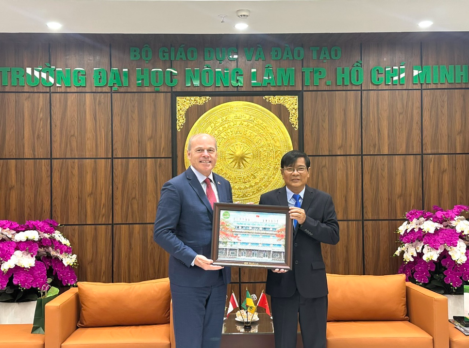 Đại sứ Canada tại Việt Nam Jim Nickel cùng đoàn đại biểu cấp cao từ Đại sứ quán Canada thăm Trường Đại học Nông lâm TP.HCM. Ảnh: Hà Ánh Đại sứ Canada tại Việt Nam Jim Nickel cùng đoàn đại biểu cấp cao từ Đại sứ quán Canada thăm Trường Đại học Nông lâm TP.HCM. Ảnh: Hà Ánh