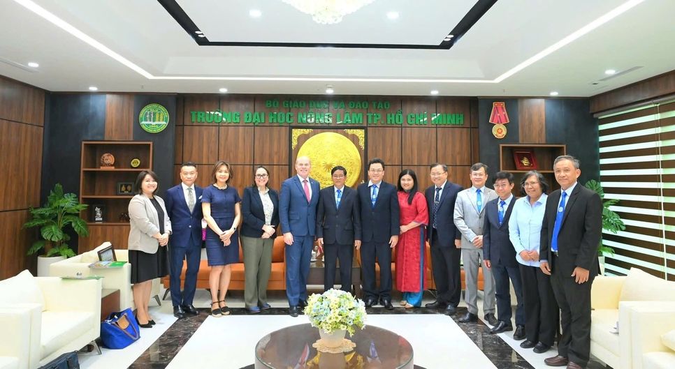 Đoàn đại biểu cấp cao từ Đại sứ quán Canada và Văn phòng Đại diện Saskatchewan chụp hình lưu niệm với Lãnh đạo NLU và lãnh đạo các khoa, viện, phòng ban cùng các nhà khoa học đầu ngành của NLU Đoàn đại biểu cấp cao từ Đại sứ quán Canada và Văn phòng Đại diện Saskatchewan chụp hình lưu niệm với Lãnh đạo NLU và lãnh đạo các khoa, viện, phòng ban cùng các nhà khoa học đầu ngành của NLU