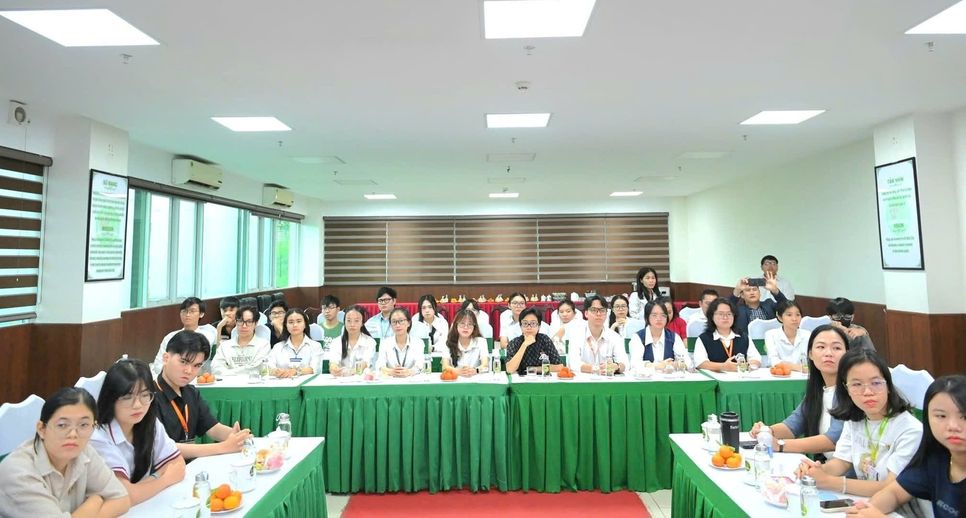 Giao lưu cởi mở giữa Đại sứ Jim Nickel và sinh viên NLU Giao lưu cởi mở giữa Đại sứ Jim Nickel và sinh viên NLU