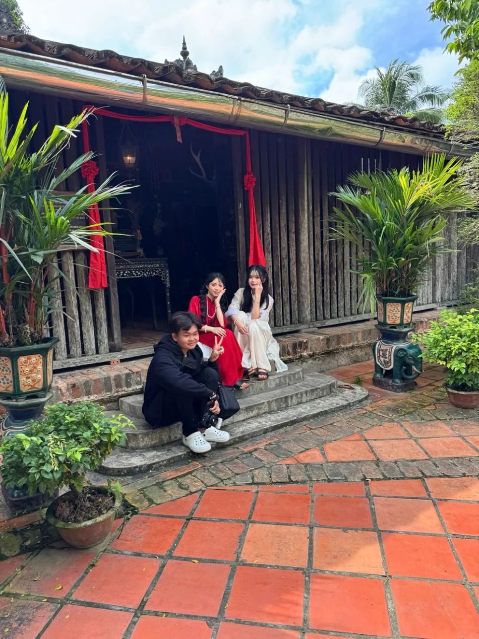 Du khách chụp ảnh lưu niệm tại Nhà cổ ông Kiệt Du khách chụp ảnh lưu niệm tại Nhà cổ ông Kiệt