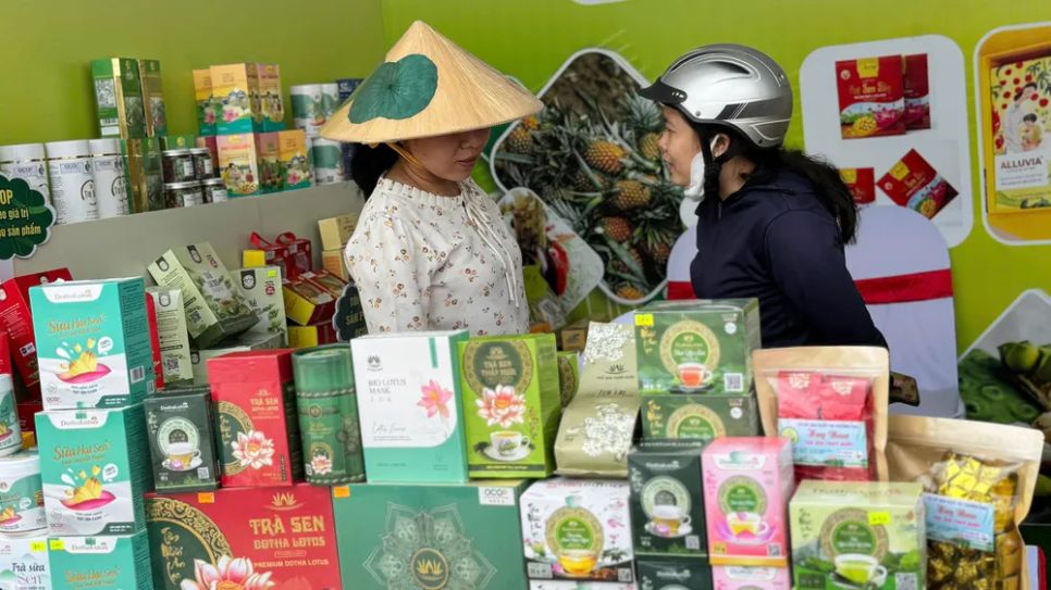 Gian hàng trưng bày sản phẩm OCOP của tỉnh Đồng Tháp Gian hàng trưng bày sản phẩm OCOP của tỉnh Đồng Tháp