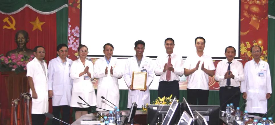 Lãnh đạo Ban Tuyên giáo và Dân vận Thành ủy, Văn phòng Thành ủy TPHCM và lãnh đạo Sở Y tế TPHCM trao thư khen của Bí thư Thành ủy TPHCM cho bác sỹ Võ Thái Trung Lãnh đạo Ban Tuyên giáo và Dân vận Thành ủy, Văn phòng Thành ủy TPHCM và lãnh đạo Sở Y tế TPHCM trao thư khen của Bí thư Thành ủy TPHCM cho bác sỹ Võ Thái Trung