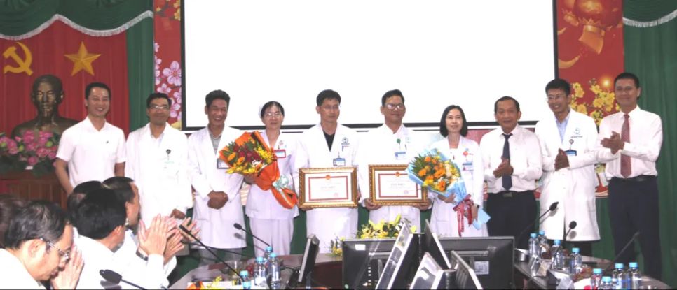 <p> Lãnh đạo Ban Tuyên giáo và Dân vận Thành ủy, Văn phòng Thành ủy TPHCM và lãnh đạo Sở Y tế TPHCM trao bằng khen của Chủ tịch UBND cho các tập thể của Bệnh viện Đa khoa Bình Dương </p> <p> Lãnh đạo Ban Tuyên giáo và Dân vận Thành ủy, Văn phòng Thành ủy TPHCM và lãnh đạo Sở Y tế TPHCM trao bằng khen của Chủ tịch UBND cho các tập thể của Bệnh viện Đa khoa Bình Dương </p>