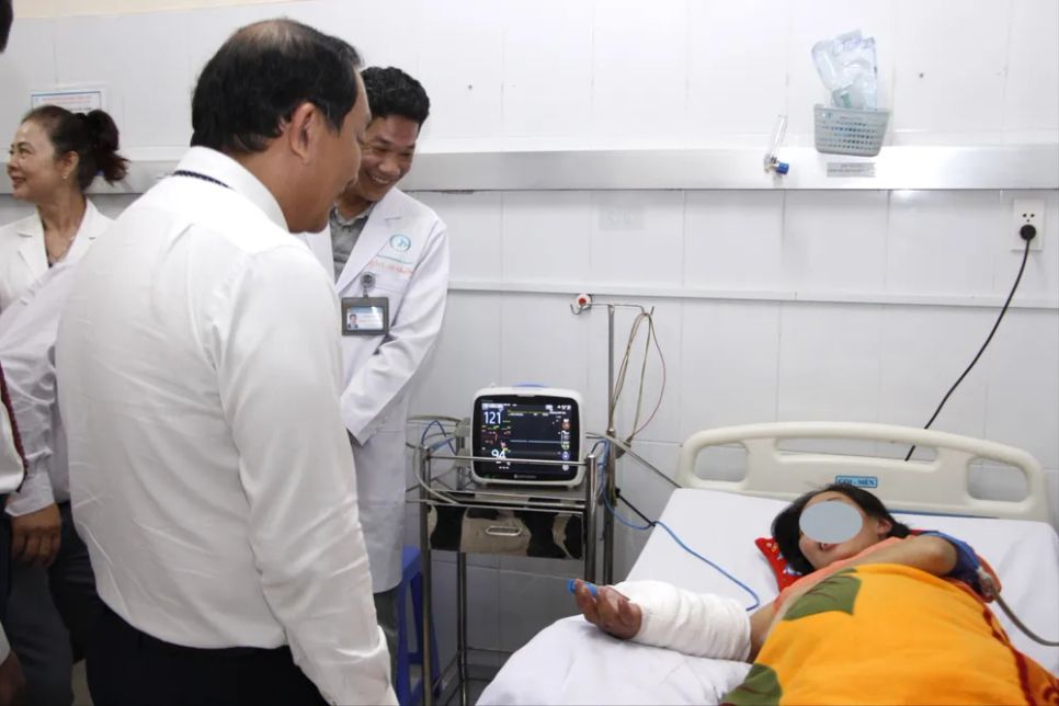 PGS-TS Nguyễn Anh Dũng, Phó Giám đốc Sở Y tế TPHCM thăm hỏi bệnh nhân Lê Ngọc P. PGS-TS Nguyễn Anh Dũng, Phó Giám đốc Sở Y tế TPHCM thăm hỏi bệnh nhân Lê Ngọc P.