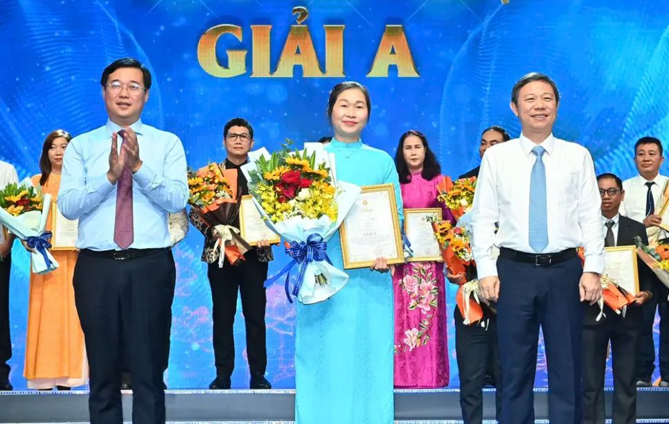 Phó Bí thư Thường trực Thành ủy TPHCM Lê Quốc Phong và Trưởng Ban Tuyên giáo và Dân vận Thành ủy TPHCM Dương Anh Đức trao giải A lĩnh vực Báo chí - xuất bản (Khối chuyên nghiệp) cho loạt bài 